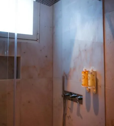 Marlages House Lavra